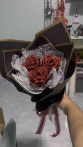 ช่อดอกกุหลาบริบบิ้นสีแดง 3 ดอก กระดาษห่อขาว / ดำ ขอบทอง