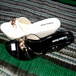 Sendal Wedges Wanita Nadine Olshop: Variasi Rantai Emas NA005