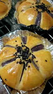 ขนมปังไส้เผือกงาดำไซด์ L (1 แพ็ค/4 ชิ้น) หวานมันนู่มอเดอร์