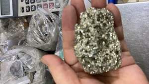 ไพไรต์ pyrite 1ชิ้น ขนาดประมาณ100g.+เพชรหน้าทอง แร่เหล็กไพไรต์ เพชรหน้าทั่ง หินแห่งการคิดบวก หินสี่เหลี่ยม แร่