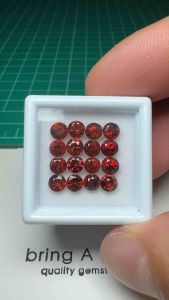 โกเมน (garnet) ขนาด 5.0 4.0 มม. พลอยโกเมน สีแดงสวย เจียระไนเหลี่ยมสวย พลอยไม่มีตำหนิไฟเต็ม