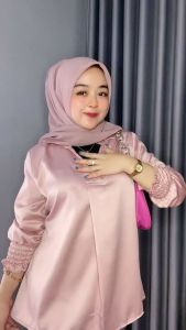 Blouse Satin Lengan Panjang & Baju Wanita Elegan\\n\\n Apa Itu Blouse Satin Lengan Panjang?\\n\\nBlouse satin lengan panjang adalah pakaian atasan wanita yang terbuat dari bahan satin dengan lengan panjang. Blouse ini biasanya memiliki desain sederhana namun elegan, cocok untuk berbagai acara dan kesempatan.\\n\\n Kelebihan Blouse Satin Lengan Panjang\\n\\nBlouse satin lengan panjang memiliki beberapa kelebihan, di antaranya:\\n\\n- Bahan satin memberikan tampilan mewah dan elegan\\n- Lengan panjang menjaga privasi dan dapat digunakan dalam berbagai situasi\\n- Cocok untuk berbagai ukuran tubuh\\n- Mudah dipadukan dengan berbagai jenis pakaian lainnya\\n\\n Bagaimana Memilih Blouse Satin Lengan Panjang yang Tepat\\n\\nUntuk memilih blouse satin lengan panjang yang tepat, pertimbangkan beberapa hal berikut:\\n\\n- Ukuran: Pastikan ukuran blouse sesuai dengan tubuh Anda agar nyaman dikenakan\\n- Warna: Pilih warna yang sesuai dengan kepribadian dan preferensi Anda\\n- Desain: Pilih desain yang sesuai dengan acara atau kesempatan yang akan Anda hadiri\\n\\n Blouse Kain Silk Nyaman untuk Berbagai Acara\\n\\nBlouse kain silk nyaman adalah pilihan tepat untuk berbagai acara, baik formal maupun kasual. Bahan silk memberikan tampilan mewah dan elegan, sementara kenyamanannya membuat Anda merasa nyaman saat mengenakannya.\\n\\n Blouse Formal untuk Acara\\n\\nBlouse formal untuk acara biasanya memiliki desain sederhana namun elegan, cocok untuk acara-acara resmi seperti pernikahan, pesta, atau acara bisnis. Pilih warna-warna netral seperti hitam, putih, atau abu-abu untuk tampilan yang lebih profesional.\\n\\n Bagaimana Mengenakan Blouse Kain Silk Nyaman\\n\\nUntuk mengenakan blouse kain silk nyaman, ikuti beberapa tips berikut:\\n\\n- Padukan dengan celana jeans atau rok pendek untuk tampilan kasual\\n- Gunakan dengan celana kulot atau rok panjang untuk tampilan yang lebih formal\\n- Jangan ragu untuk menambahkan aksesori seperti gelang atau kalung untuk menambahkan sentuhan gaya\\n\\n Blouse Shimmer Silk Wanita: Elegan dan Bercahaya\\n\\nBlouse shimmer silk wanita adalah pilihan tepat untuk tampilan yang elegan dan bercahaya. Bahan shimmer silk memberikan efek berkilau yang menarik, cocok untuk acara-acara spesial seperti pesta atau pernikahan.\\n\\n Bagaimana Memadukan Blouse Shimmer Silk dengan Pakaian Lainnya\\n\\nUntuk memadukan blouse shimmer silk dengan pakaian lainnya, ikuti beberapa tips berikut:\\n\\n- Padukan dengan celana jeans atau rok pendek untuk tampilan kasual\\n- Gunakan dengan celana kulot atau rok panjang untuk tampilan yang lebih formal\\n- Jangan ragu untuk menambahkan aksesori seperti gelang atau kalung untuk menambahkan sentuhan gaya\\n\\n Perawatan Blouse Shimmer Silk untuk Membuatnya Awet\\n\\nUntuk merawat blouse shimmer silk agar tetap awet dan tampilan tetap bagus, ikuti beberapa langkah berikut:\\n\\n- Cuci dengan tangan menggunakan deterjen khusus untuk pakaian halus\\n- Jemur di tempat teduh dan hindari sinar matahari langsung\\n- Setrika dengan suhu rendah untuk menghindari kerusakan pada bahan\n}