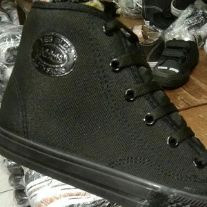 Sepatu Sekolah Terlaris: Bot Hitam Desain Modern