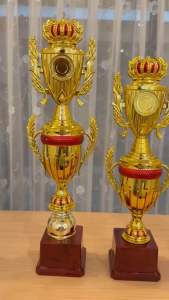 ถ้วยรางวัลแตรหัวมงกุฎ สีทอง ฐานแดง พรีเมี่ยม(ทำป้ายข้อความฟรีแจ้งทางแชทครับ)