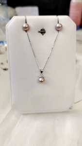 จี้พร้อมสร้อยเงิน และต่างหูมุกแท้