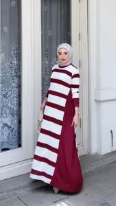 Viona Dress Motif Strip Hitam By Lanre Gamis Dengan Kesan Anggun Berbahan Knit Lembut