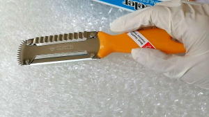 มีปอก&หั่น&ขูดผัก ผลไม้3In1 ใบมีดปอกเรียบมีใบมีด2ด้าน ใบมีดปอกแบบหยัก ตรงหัวใช้ขูดมะพร้าวทำขนมได้ ใบมีดแข็งแรง คมดี ขนาดเหมาะมือ#8นิ้ว