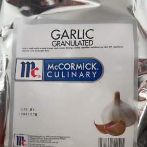 McCormick Culinary Garlic Granulated 1kg - Silver pouch - 1kg net weight - Suitable for cooking sauces and condiments - Ideal for food staples and cooking essentials.