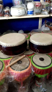 กลองสิงโตเด็กทรงแบน หน้ากว้าง9-10นิ้ว สูง6-6.5นิ้วแถมไม้ตี1คู่ กลองแดง กลองจีน กลองเสริมพัฒนาการเรียนรู้ของเด็ก กลองดังคุณภาพดี แข็งแรงทนทานทำจากไม้กลึงแท้ทั้งท่อน หนังวัวแท้ทั้ง2ด้าน มีหูจับ กลองคุณภาพดีเยี่ยม #บ้านทำกลองพัชรินทร์ กลองโอทอปจ.อ่างทอง