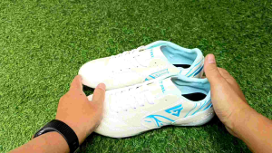 Sepatu Bola Terbaru berkualitas