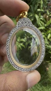 กรอบพระ ทรงไข่ใหญ่ งานทองอิตาลีล้อมเพชร ขนาด 3.6x2.8 ซม. (ใส่เหรียญหลวงปู่ศิลาและเกจิอื่นๆได้หลายรุ่น) สวยดีถูกทน✅