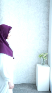 Hijab segi empat wolfis ungu burgundy