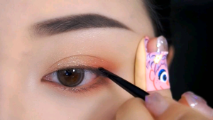 kẻ mắt dạng bút sáp khô.