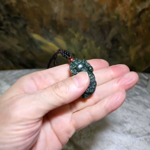 39.3mm Premium Nephrite deep green Pi Xiu Jade pendant (with certificate) 优质和田玉深青玉貔貅吊坠(带证书)