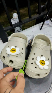 🔥แตะครอส.หิ้วนอก✅แถมจิบิทจุ่ม6ตัว/รุ่นclassic ขายดี รองเท้าเดินเล่น