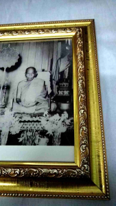 กรอบรูปหลวงพ่อคล้าย ขนาด4*6นิ้ว แขวนได้ตั้งได้  เหมาะสำหรับบูชา ติดบ้านเรือน และเหมาะแก่การให้เป็นของขวัญในพิธีการสำคัญต่างๆ