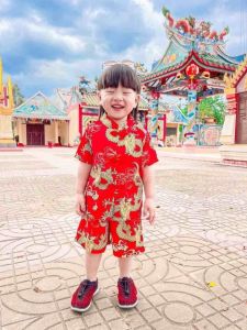 ชุดจีนขาสั้นเด็กชาย ลายมังกร (Chinese Dragon) - ผ้าไหมอิตาลีพิมพ์ลายมังกร เสื้อคอจีน ติดกระดุมจีน (ถูกกระดูม และสามารถกระดูมได้) - กระดูมเป็นเม็ดกลมแทนนะ ของส่วนผู้ชาย (สำหรับเสื้อคอ)