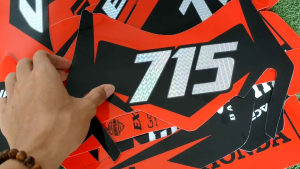 DECAL FULL BODY CRF MERAH MERONA KOMBINASI NOMOR BAHAN KARBON BEBAS REQUEST