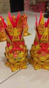 【顺豐 SF】 手工纸折 6脚 旺来 旺梨 小黄梨（1对），适合初一十五 摆放大神，地主，拿督两旁。附有发财字 隨机發货 （一次订单最多三对哦，因为太多怕会压坏😅）. pineapple joss paper