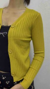 เสื้อไหมพรมสีเหลือง ใส่แล้วโลดสดใสขึ้น 100%