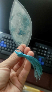 Lá đánh dấu trang sách 1 mặt in hình 1 mặt viết chữ thư pháp có dây tua rua.