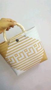 กระเป๋าแฮนด์เมค กระเป๋าสานพลาสติก สานจากเส้นพลาสติกตราลูกโจ้ ขนาด25×11สูง25เซนติเมตร ปากกว้าง30เซนติเมตร