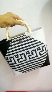 กระเป๋าแฮนด์เมค กระเป๋าสานพลาสติก สานจากเส้นพลาสติกตราลูกโจ้ ขนาด 25×10 สูง 25 เซนติเมตร ปากกว้าง 30 เซนติเมตร