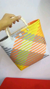 กระเป๋าแฮนด์เมค กระเป๋าสานพลาสติก สานจากเส้นพลาสติกตราลูกโจ้ ปากกว้าง30-35เซนติเมตร ขนาด 25×10 สูง 24 เซนติเมตร