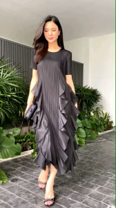 เดรสอัดพลีท คอกลม แขนสั้น แพทเทิร์นสวยปัง  อลังการมว้ากกกกกกก ด้วยดีเทล 🌸🌸 แน่น เน้นๆ ด้วยการแต่งระบาย เรียงยาว รอบตัว ทั้งหน้า และหลัง