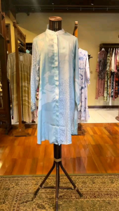 Meida Tunik by Dian Pelangi LIMITED EDITION Blouse Baju Atasan Kemeja Blus Outfit Casual Formal Kerja Kantor Pesta Kondangan Lebaran Wanita Hijaber Cantik Anggun Modis Modern Simple Elegan Mewah Model Korea Terbaru Motif Batik Abstrak Kekinian