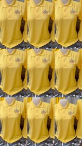 ใหม่ เสื้อเหลือง สีพื้น ทรงตรง คอปกเรียบ มีกระเป๋าปัก วปร 72 พรรษา