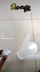 Dekorasi Bunga Mika & Giant Flowers: Pelaminan & Lampu Hias\\n\\nDekorasi bunga untuk acara pernikahan atau pesta penting lainnya bisa menjadi elemen yang menarik dan menambah nilai estetika acara tersebut. Salah satu jenis dekorasi bunga yang populer adalah kuncup bunga model artifisial, kelopak bunga mika dekorasi pelaminan, dan lampu tidur giant flowers. Artikel ini akan membahas tentang keuntungan, cara memilih, dan bagaimana menggabungkan elemen-elemen tersebut dalam dekorasi acara Anda.\\n\\n Apa Itu Kuncup Bunga Model Artifisial?\\n\\nKuncup bunga model artifisial adalah kuncup bunga buatan yang dibuat dengan bahan sintetis seperti plastik, kertas, atau mika. Bunga-bunga ini dirancang untuk menyerupai bunga asli, tetapi lebih tahan lama dan mudah perawatannya. Kuncup bunga model artifisial bisa menjadi pilihan yang ideal untuk dekorasi pelaminan atau acara lainnya.\\n\\n Bagaimana Membuat Desain Dekorasi Pelaminan dengan Kuncup Bunga Artifisial?\\n\\nUntuk membuat desain dekorasi pelaminan yang menarik menggunakan kuncup bunga artifisial, Anda perlu mempertimbangkan beberapa hal berikut:\\n\\n- **Warna**: Pilih warna kuncup bunga yang sesuai dengan tema dan nuansa acara Anda. Pastikan warna tersebut senada dengan elemen-elemen lain di dekorasi acara Anda.\\n- **Jenis**: Ada banyak jenis kuncup bunga artifisial yang tersedia di pasaran, seperti mawar, anggrek, dan lili. Pilih jenis kuncup bunga yang paling sesuai dengan tema acara Anda.\\n- **Penempatan**: Pertimbangkan penempatan kuncup bunga artifisial di pelaminan Anda. Anda bisa meletakkannya di atas meja, di bawah pelaminan, atau di sekitar pelaminan.\\n\\n Apa Keuntungan Menggunakan Kuncup Bunga Artifisial untuk Dekorasi?\\n\\nMenggunakan kuncup bunga artifisial untuk dekorasi memiliki beberapa keuntungan, antara lain:\\n\\n- **Tahan lama**: Kuncup bunga artifisial lebih tahan lama dibandingkan dengan bunga asli. Anda tidak perlu khawatir jika bunga-bunga tersebut layu atau rusak selama acara berlangsung.\\n- **Mudah perawatan**: Kuncup bunga artifisial tidak memerlukan perawatan khusus seperti penyiraman atau pemotongan daun. Anda hanya perlu membersihkan kuncup bunga secara berkala.\\n- **Biaya lebih rendah**: Biaya pembelian kuncup bunga artifisial biasanya lebih rendah dibandingkan dengan bunga asli. Selain itu, Anda juga tidak perlu mengeluarkan biaya tambahan untuk perawatan bunga tersebut.\\n\\n Mengenal Lampu Tidur Giant Flowers\\n\\nLampu tidur giant flowers adalah lampu tidur yang dirancang dengan bentuk bunga besar. Lampu-lampu ini bisa menjadi elemen dekorasi yang menarik dan unik untuk pelaminan atau ruangan lainnya.\\n\\n Cara Memilih Lampu Tidur Giant Flowers yang Tepat\\n\\nUntuk memilih lampu tidur giant flowers yang tepat, Anda perlu mempertimbangkan beberapa hal berikut:\\n\\n- **Warna**: Pilih warna lampu tidur giant flowers yang sesuai dengan tema dan nuansa acara Anda. Pastikan warna tersebut senada dengan elemen-elemen lain di dekorasi acara Anda.\\n- **Ukuran**: Pertimbangkan ukuran lampu tidur giant flowers yang akan Anda gunakan. Pastikan ukuran tersebut sesuai dengan ruangan dan elemen-elemen lain di dekorasi acara Anda.\\n- **Kualitas**: Pilih lampu tidur giant flowers yang memiliki kualitas baik dan tahan lama. Pastikan lampu tersebut aman digunakan dan tidak mudah rusak.\\n\\n Manfaat Menambahkan Lampu Tidur Giant Flowers pada Dekorasi\\n\\nMenambahkan lampu tidur giant flowers pada dekorasi memiliki beberapa manfaat, antara lain:\\n\\n- **Menambah nilai estetika**: Lampu tidur giant flowers bisa menambah nilai estetika acara Anda dengan memberikan efek visual yang unik dan menarik.\\n- **Menambah kenyamanan**: Lampu tidur giant flowers bisa memberikan pencahayaan yang lembut dan hangat, yang bisa membuat acara Anda lebih nyaman dan menyenangkan.\\n- **Membuat ruangan lebih hidup**: Lampu tidur giant flowers bisa memberikan kesan hidup pada ruangan, terutama jika digunakan pada malam hari.\\n\\n Mika Kelopak Bunga: Pilihan Dekorasi Pelaminan yang Elegan\\n\\nMika kelopak bunga adalah elemen dekorasi yang terbuat dari bahan mika dan dirancang untuk menyerupai kelopak bunga. Elemen dekorasi ini bisa menjadi pilihan yang elegan untuk pelaminan atau acara lainnya.\\n\\n Bagaimana Menggabungkan Mika Kelopak Bunga dengan Lainnya untuk Dekorasi Pelaminan?\\n\\nUntuk menggabungkan mika kelopak bunga dengan elemen-elemen lain dalam dekorasi pelaminan, Anda perlu mempertimbangkan beberapa hal berikut:\\n\\n- **Warna**: Pilih warna mika kelopak bunga yang sesuai dengan tema dan nuansa acara Anda. Pastikan warna tersebut senada dengan elemen-elemen lain di dekorasi acara Anda.\\n- **Penempatan**: Pertimbangkan penempatan mika kelopak bunga di pelaminan Anda. Anda bisa meletakkannya di atas meja, di bawah pelaminan, atau di sekitar pelaminan.\\n- **Kombinasi**: Anda bisa menggabungkan mika kelopak bunga dengan elemen-elemen lain seperti kuncup bunga artifisial, lampu tidur giant flowers, atau elemen dekorasi lainnya.\\n\\n Mengapa Mika Kelopak Bunga Cocok untuk Dekorasi Pelaminan?\\n\\nMika kelopak bunga cocok untuk dekorasi pelaminan karena beberapa alasan, antara lain:\\n\\n- **Elegan**: Mika kelopak bunga bisa memberikan kesan elegan pada pelaminan Anda.\\n- **Unik**: Mika kelopak bunga bisa memberikan kesan unik pada pelaminan Anda, terutama jika digabungkan dengan elemen-elemen lain.\\n- **Praktis**: Mika kelopak bunga lebih praktis dibandingkan dengan elemen dekorasi lainnya karena tidak memerlukan perawatan khusus.\\n\\n Tips Menggunakan Bunga Artifisial sebagai Lampu Hias\\n\\nBunga artifisial bisa menjadi pilihan yang menarik untuk lampu hias di pelaminan atau ruangan lainnya. Berikut beberapa tips menggunakan bunga artifisial sebagai lampu hias:\\n\\n Cara Memilih Bunga Artifisial yang Tepat untuk Lampu Hias\\n\\nUntuk memilih bunga artifisial yang tepat untuk lampu hias, Anda perlu mempertimbangkan beberapa hal berikut:\\n\\n- **Warna**: Pilih warna bunga artifisial yang sesuai dengan tema dan nuansa acara Anda. Pastikan warna tersebut senada dengan elemen-elemen lain di dekorasi acara Anda.\\n- **Jenis**: Ada banyak jenis bunga artifisial yang tersedia di pasaran, seperti mawar, anggrek, dan lili. Pilih jenis bunga yang paling sesuai dengan tema acara Anda.\\n- **Kualitas**: Pilih bunga artifisial yang memiliki kualitas baik dan tahan lama. Pastikan bunga tersebut aman digunakan dan tidak mudah rusak.\\n\\n Manfaat Menambahkan Bunga Artifisial pada Lampu Hias\\n\\nMenambahkan bunga artifisial pada lampu hias memiliki beberapa manfaat, antara lain:\\n\\n- **Menambah nilai estetika**: Bunga artifisial bisa menambah nilai estetika acara Anda dengan memberikan efek visual yang unik dan menarik.\\n- **Menambah kenyamanan**: Bunga artifisial bisa memberikan pencahayaan yang lembut dan hangat, yang bisa membuat acara Anda lebih nyaman dan menyenangkan.\\n- **Membuat ruangan lebih hidup**: Bunga artifisial bisa memberikan kesan hidup pada ruangan, terut