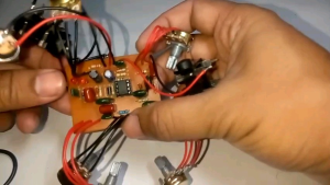 Kit Efek Gitar Distortion Mars D05: Desain Unik & Aksesori Berkualitas