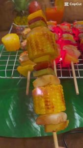 โมเดลบาบีคิวปลอม (บาบีคิวข้าวโพด) ราคาต่อ1 ไม้ ราคาดังกล่าวไม่รวมภาชนะและของตกแต่ง