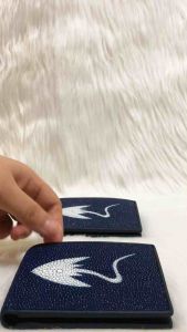 Ví nam da cá đuối thật kích thước 12cm-9.5cm màu xanh có mắt ngọc trai