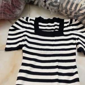 Áo len tay cộc  vai bồng cổ vuông chất len QC shop Habichuyensi90