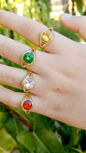 แหวนทองเหลืองหัวพลอยสี รูปทรงดวงตา ตัวแหวนทำจากทองเหลืองสามารถใสติดตัวได้ ไม่ลอก