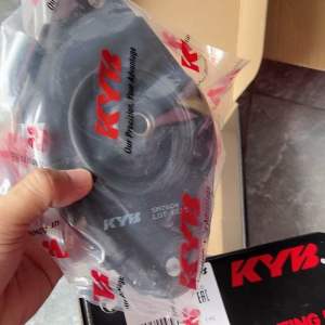 KYB เบ้าโช้คอัพหลัง Nissan Sunny Neo N16 จำนวน 1 คู่ SM7604 ซ้าย-ขวา