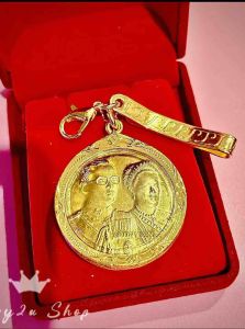 เหรียญที่ระลึก2พระองค์ในหลวงรัชกาลที่9 และพระพันปีหลวงเหรียญพระราชทาน งานเลี่ยมทองไมครอนเกรดAกันน้ำ 3กษัตรย์ แถมแหนบ(พร้อมกล่องกำมะหยี่)