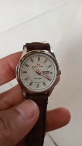Jam tangan wanita preloved kondisi jam jalan/hidup normal diameter casing 28mm strap nya pengganti tp kondisinya mesti diganti. utk detail nya mohon chat dahuluno box.