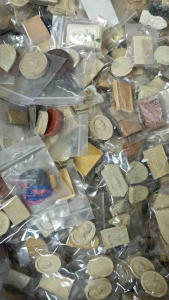 พระเหมา พระบ้าน เนื้อผง ชุดละ100 ชิ้น คละแบบ มีของแถมทุกชุดครับ