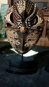 Kerajinan kayu Souvenir Topeng Merak Batik Halus - Pahatan Tangan dengan Motif Cantik, Cocok untuk Anda yang Berjiwa Seni