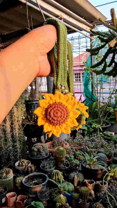 พวงกุญแจไหมพรมถักดอกทานตะวันพร้อมสายคล้องมือ ( 1 ชิ้น)