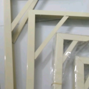 EKE BẮT KỆ- KE GÓC:KE GÓC L làm từ thép  sản phẩm không thế thiếu trong việc thi công các sản phẩm nội thất với chức năng làm ke đỡ trong việc lắp đặt kệ sắt kệ gỗ. phân loại. Kích thước bản rộng 2.5cm dài 30cm cạnh ngắn 17cm