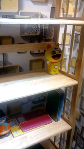 Kệ sách 5 tầng  sâu 28cm  ngang 50cm  cao 155 cm  gỗ cao su màu tự nhiên  bóng đẹp đã xử lý tẩm sấy chống mối mọt bền hơn nhiều so với gỗ thông và MDF. Đa năng dễ di dời.tháo ráp.