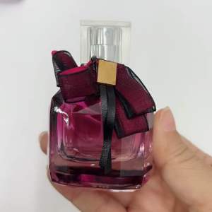 ขวดสเปรย์แก้ว รุ่นปารีส ขวดสีชมพู มีโบว์ขนาด 30 มล. ขวดน้ำหอม น่ารัก ขวดแก้วสี่เหลี่ยม