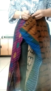 BAHAN KATUN ROK SELENDANG JADI/SIAP PAKAI. FASHION STELAN KATUN BATIK ETNIK. MOTIF LIRIS KUALITAS SUPER. MODEL ROK & SELENDANG. SELENDANG SUDAH DI BORDIR TIMBUL MEWAH MODEL ZIG ZAG. ROK PAKAI FURING RESLETING DAN KARET PINGGANG. SIZE L XL DAN 3L L p