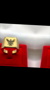 แหวนสแตนเลสยิงเลเซอร์สีทอง รูปครุฑข้างแหวนเป็นยันต์โอม ถ้าดำรับคืนทุกกรณีครับ