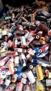 benang jahit warna campur super kuat isi 1lusin (12 pcs )