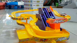 โมเดลรถรางพร้อมชุดลานจอดรถ มีคอปเตอร์ ใส่ถ่าน มีเสียง มีไฟ ของเล่นเด็ก RLP No.911177(1003)